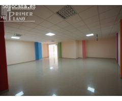 *Espectacular local comercial en c/Dña Crisanta, con 235 m2, baño con acceso de munusválido y patio*