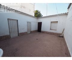 Se vende casa con acceso a dos calles junto a la calle Francisco Garcia Pavon por 40.000€