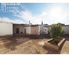 *Vivienda de planta baja, por calle Encuentros, con 318m2, 3 dormitorios, baño, cocinilla y patio*