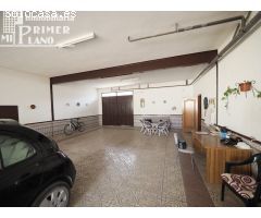 Se vende casa de 2 plantas en pleno centro de Tomelloso con amplio garaje y cocinilla campera