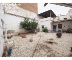 Vivienda de 2 plantas con 378 m2 de terreno y 15 metros de fachada, junto a Plaza del Arcipreste.