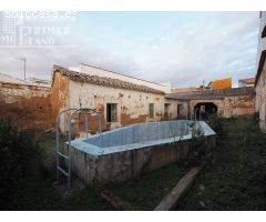 Solar con piscina junto a c/Cervantes y c/O´donnell de Tomelloso de 239 m2 y 10,50 m de fachada