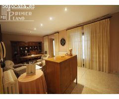 Se vende vivienda de 2 plantas en calle Doña Crisanta con 246 m2 construidos y 5 dormitorios.