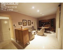 Se vende vivienda de 2 plantas en calle Doña Crisanta con 246 m2 construidos y 5 dormitorios.