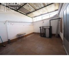 Se vende vivienda de 2 plantas en calle Doña Crisanta con 246 m2 construidos y 5 dormitorios.
