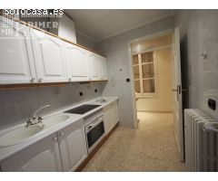 Se vende vivienda de 2 plantas en calle Doña Crisanta con 246 m2 construidos y 5 dormitorios.