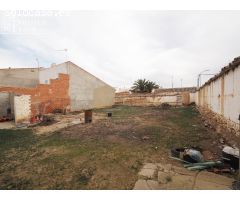 Oportunidad en Argamasilla De Alba, solar de 300 m2 y 34 m de fachada en esquina por solo 55.000 €.