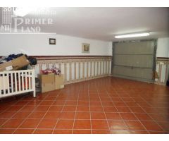 CASA ADOSADA CON COCINA AMUEBLADA, COCINA CAMPERA, GARAJE PRIVADO Y PATIO, JUNTO AL TEATRO