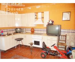 CASA ADOSADA CON COCINA AMUEBLADA, COCINA CAMPERA, GARAJE PRIVADO Y PATIO, JUNTO AL TEATRO