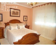 CASA ADOSADA CON COCINA AMUEBLADA, COCINA CAMPERA, GARAJE PRIVADO Y PATIO, JUNTO AL TEATRO