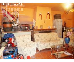 CASA ADOSADA CON COCINA AMUEBLADA, COCINA CAMPERA, GARAJE PRIVADO Y PATIO, JUNTO AL TEATRO