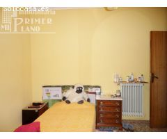 *Casa de dos plantas en la zona centro de Tomelloso que cuenta con 375m2*
