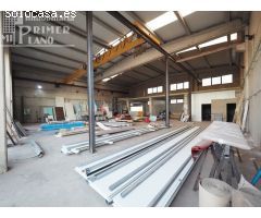 Nave industrial junto a ctra de Pedro Muñoz de 540 m2, con 2 patios de 80 m2 cada uno y puente grua.