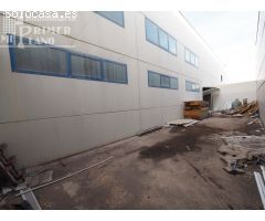 Nave industrial junto a ctra de Pedro Muñoz de 540 m2, con 2 patios de 80 m2 cada uno y puente grua.