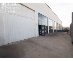 Nave industrial junto a ctra de Pedro Muñoz de 540 m2, con 2 patios de 80 m2 cada uno y puente grua.