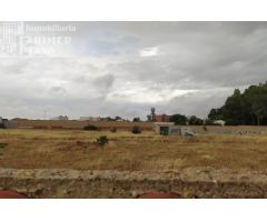Se vende solar de 939 metros cuadrados con más de 24 metros de fachada a 213 euros el metro cuadrado