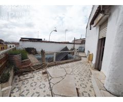 Casa divida en 2 viviendas por planta para reformar por calle Manterola en esquina por  85.000 Euros