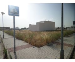 *SOLAR en ESQUINA, con 640m2 junto a la zona de Institutos. A sólo 300€/m2*