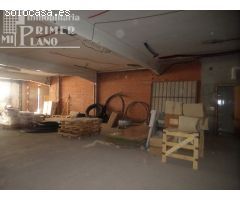 Local comercial a dos calles de 715 m2 junto a avda Don Antonio Huertas.