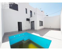 Oportunidad de compra, vivienda tipo chalet nuevo a estrenar, de 3 dorm, 3 baños, garaje y piscina.