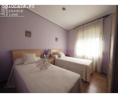 Vivienda totalmente amueblada junto a calle Oriente, de 3 dorm, garaje, patio y con ascensor.