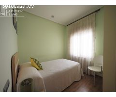 Vivienda totalmente amueblada junto a calle Oriente, de 3 dorm, garaje, patio y con ascensor.