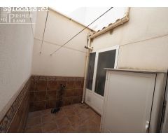 Vivienda totalmente amueblada junto a calle Oriente, de 3 dorm, garaje, patio y con ascensor.
