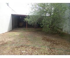 *Solar en la zona centro de Tomelloso, junto a Plaza de Toros, con 275m2 con 930m fachada*