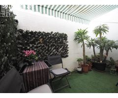 Casa adosada en esquina, de 3 dormitorios, 2 baños, garaje y terraza por solo 99.000 €.