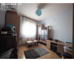 Casa adosada en esquina, de 3 dormitorios, 2 baños, garaje y terraza por solo 99.000 €.