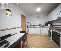 Casa adosada en esquina, de 3 dormitorios, 2 baños, garaje y terraza por solo 99.000 €.