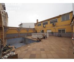 Vivienda de lujo junto a Dña Crisanta, de 2 plantas y 348 m2, con 110 m2 de patio, piscina y 5 dorm.