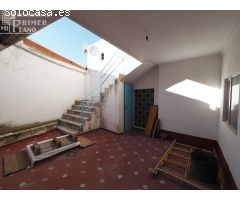 Casa de 2 plantas junto J Mª Del Moral, en esquina de 6 dorm y 3 baños, con 406 m2 y 89.000 €.