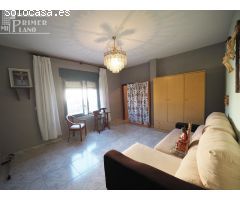 Casa de 2 plantas junto J Mª Del Moral, en esquina de 6 dorm y 3 baños, con 406 m2 y 89.000 €.