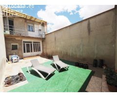 Casa de 2 plantas junto a calle Espinosa, de 3 dorm ,2 baños, amplio patio por solo 112.000 €