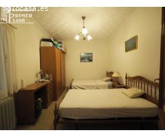 Casa de 2 plantas junto a calle Espinosa, de 3 dorm ,2 baños, amplio patio por solo 112.000 €