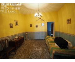 *Casa, junto a Juan Carlos I. Suelo: 202m2 /Fachada: 7,70m /Construidos: 235m2. 84.000€*