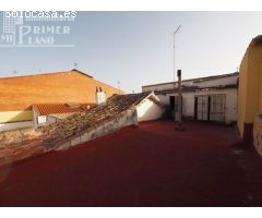 *Casa, junto a Juan Carlos I. Suelo: 202m2 /Fachada: 7,70m /Construidos: 235m2. 84.000€*