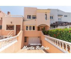 Exclusivo chalet independiente en Nueva Almería, a solo 3 minutos de la playa.