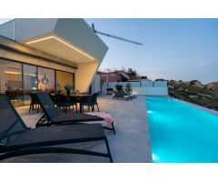 Villa de diseño única y exclusiva de nueva construccion con vistas a Guardamar y al mar.