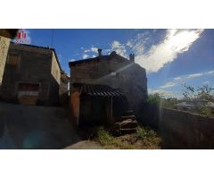 PEQUEÑA VIVIENDA DE PIEDRA SITUADA EN UN PUEBLO DE VILLAMARÍN