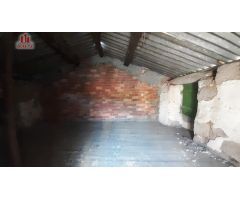 PEQUEÑA VIVIENDA DE PIEDRA SITUADA EN UN PUEBLO DE VILLAMARÍN