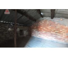 PEQUEÑA VIVIENDA DE PIEDRA SITUADA EN UN PUEBLO DE VILLAMARÍN