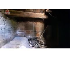 PEQUEÑA VIVIENDA DE PIEDRA SITUADA EN UN PUEBLO DE VILLAMARÍN