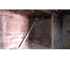 PEQUEÑA VIVIENDA DE PIEDRA SITUADA EN UN PUEBLO DE VILLAMARÍN