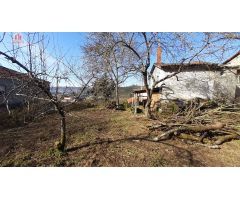 CASA DE PIEDRA PAREADA CON PARCELA SITA CERCA DE CEBOLIÑO.