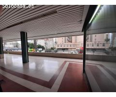 Local muy céntrico en Benidorm, ideal para ofician. En el centro comercial la noria