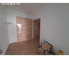 Local muy céntrico en Benidorm, ideal para ofician. En el centro comercial la noria