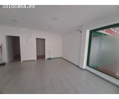 Local muy céntrico en Benidorm, ideal para ofician. En el centro comercial la noria
