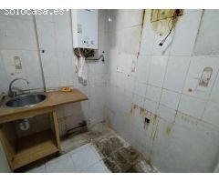 Apartamento para reformar. en Av. Mediterraneo. 3 habitaciones, 2 baños.Parking y piscina comun.